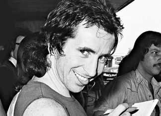 Bon Scott: più ve lo dimenticate, più lui se ne frega