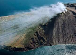 Stromboli, due forti esplosioni e lapilli incandescenti Stromboli, eruzione