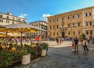Assembramenti fuori controllo a Roma, dopo piazza Bologna chiusa anche Trastevere