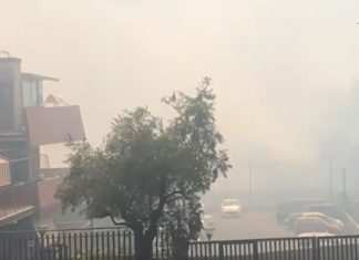 Roma, incendio a Boccea: il fumo invade le strade
