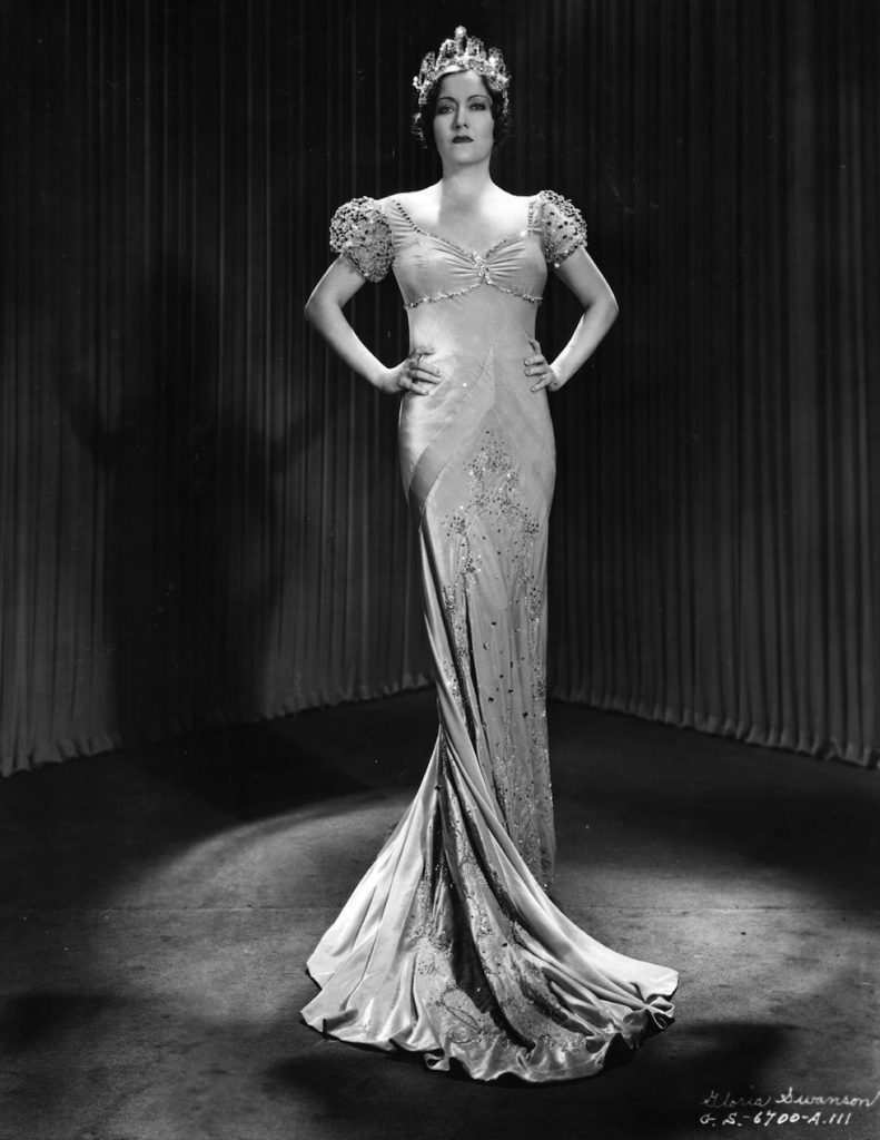 Gloria Swanson (1897 - 1983) vestita in Coco Chanelin Tonight or Never - Photo Credits: ilpost.it
