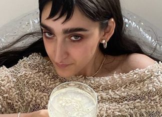 È bufera per il saluto romano di Armine Harutyunyan, la modella di Gucci