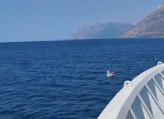 Bambina sull’unicorno gonfiabile, salvata in mare aperto da un traghetto