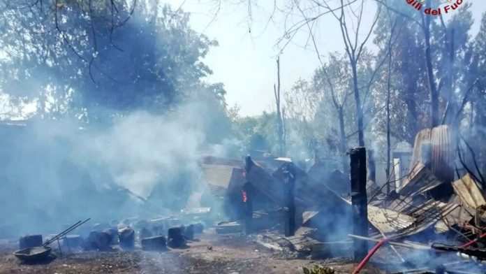 Incendio-Roma-al-parco-degli-Acquedotti-fiamme-in-via-del-Quadraro_-interrotta-linea-ferroviaria-2.jpeg