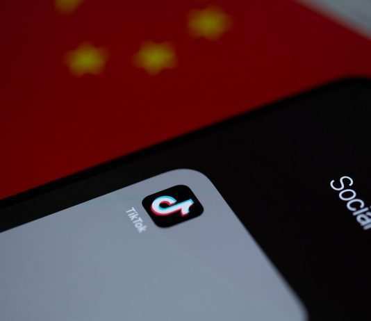 Blackout challenge su Tik Tok: una bimba di 10 anni grave in ospedale