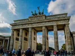 Berlino, migliaia di manifestanti in protesta contro le norme anti-Covid