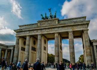 Berlino, migliaia di manifestanti in protesta contro le norme anti-Covid