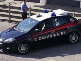 Armati e vestiti da carabinieri tentano una rapina in un B&B, due arresti