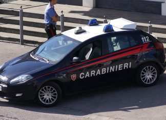 Armati e vestiti da carabinieri tentano una rapina in un B&B, due arresti