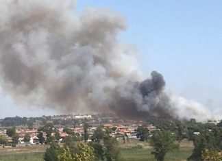 Torvaianica, enorme incendio: chiusa la via del Mare