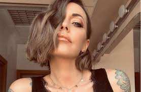 Karina Cascella, il nuovo look che sconvolge i fan immagine in evidenza