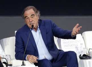 Con Oliver Stone parte il Timvision Floating Theatre Oliver Stone - Ph © Amr Nabil Associated press