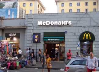 Roma: entra al McDonald senza mascherina e picchia il vigilante