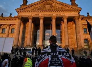 Roma, manifestazione dei negazionisti contro la “dittatura sanitaria” manifestazione negazionisti