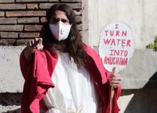 A Roma compare Gesù con la mascherina: “Io trasformo l’acqua in amuchina”
