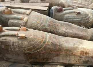 Egitto, scoperti 27 sarcofagi intatti di 2.500 anni fa