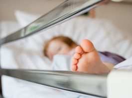 Bimba di 14 mesi ricoverata in coma: tracce di marijuana nelle urine