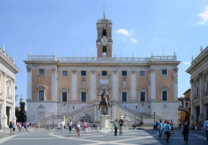 800px-Campidoglio_(Palacio_Senatorio)_September_2015-1