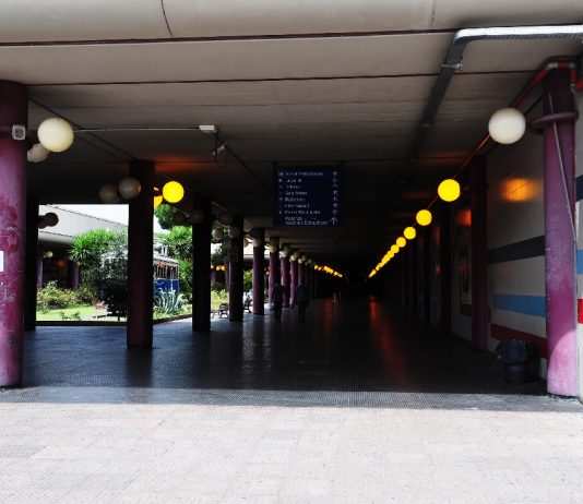 Roma, sniffa cocaina alla fermata metro A Anagnina davanti a studenti