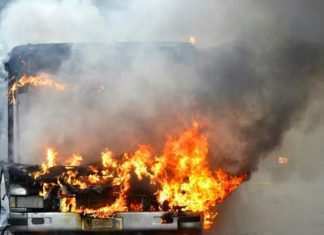 Incendio sul raccordo, in fiamme un autobus Atac di rientro in deposito