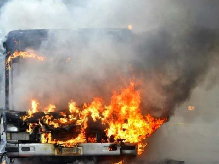 bus-in-fiamme-1200x900