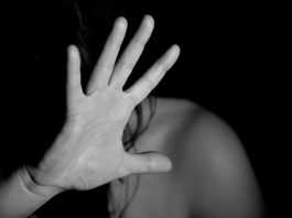 Milano, pena ridotta per violenza sessuale: “Uomo esasperato dalla condotta troppo disinibita della moglie”