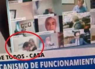 Momento hard in diretta, durante una seduta della Camera