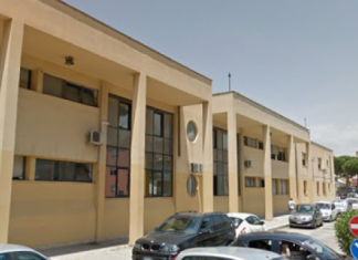Lite ed accoltellamento tra genitori fuori scuola