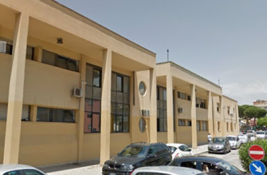 Lite ed accoltellamento tra genitori fuori scuola