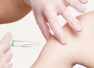 Coronavirus, il vaccino di Oxford non sarà pronto per la seconda ondata