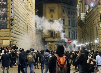 Manifestazioni a Firenze, guerriglia nella notte: 20 persone fermate