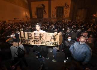 Covid, lacrimogeni a Napoli: protesta contro il lockdown di De Luca Napoli