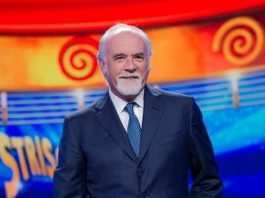 Striscia la Notizia, archiviata la prima parte della denuncia di Claudio Baglioni: il libro ”Tutti poeti con Claudio” non è stampa clandestina