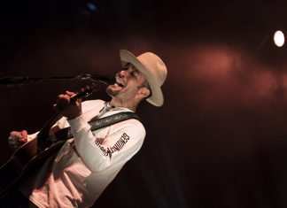 Ben Harper, l’artista che cerca la pace in “Questo mondo crudele” Ben Harper - photo credits tuttorock.com