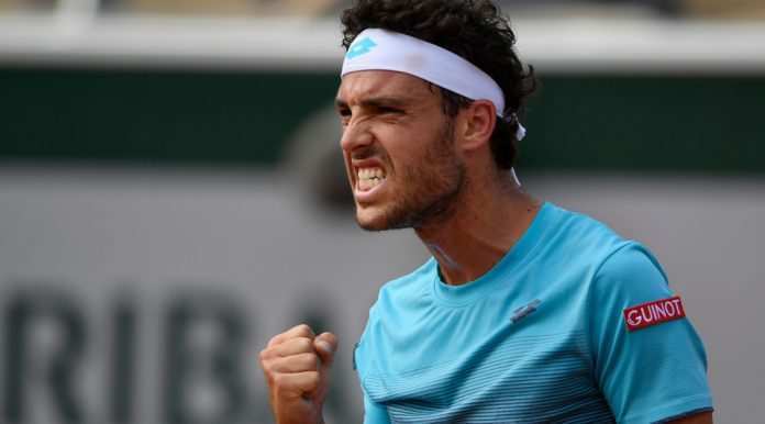 Marco Cecchinato esulta