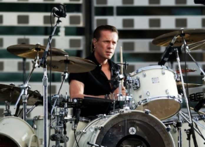 Larry Mullen in concerto con gli U2