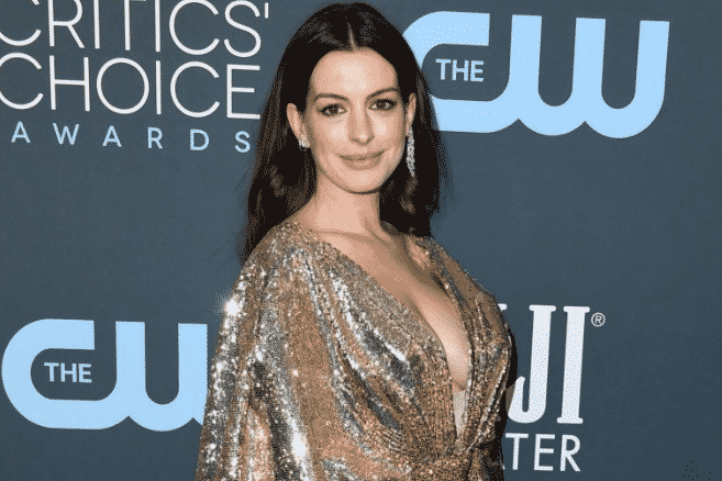 Anne Hathaway: il taglio di capelli cotonato in stile anni ’60