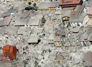 Parigi, inizia il processo a Charlie Hebdo per le vignette su Amatrice