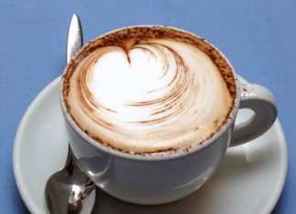 Versa ansiolitici nel cappuccino della collega per prendere il suo posto