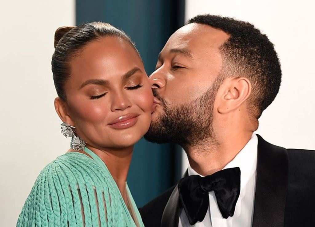 Lutto per John Legend, la moglie Chrissy Teigen perde il figlio in grembo