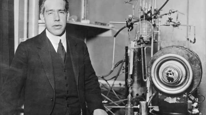 physicist-niels-bohr-514891628-5a6e41193418c60036a1ee35 Niels Bohr, fonte thoughtco.com
