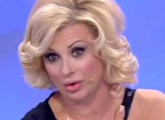 Tina Cipollari contro la dama: “Ci hai provato con mio marito”