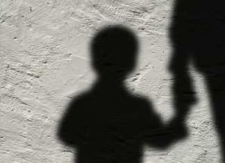 Napoli, bimbo di 11 anni si suicida. L’uomo nero e l’ipotesi della sfida social