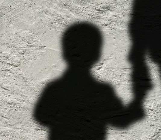 Napoli, bimbo di 11 anni si suicida. L’uomo nero e l’ipotesi della sfida social