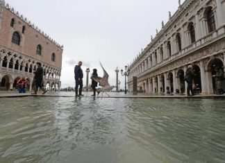Meteo: allerta rossa a Venezia, pronte le barriere