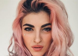 Chi è Roshelle, la bella rapper dai capelli rosa, tra voce e provocazione