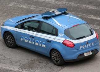 Milano, rapina in banca: banditi scappati nei tombini
