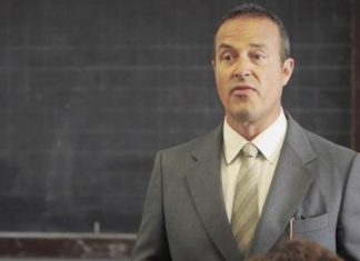 Chi è David Wayne Callahan, il professore di inglese di Il collegio