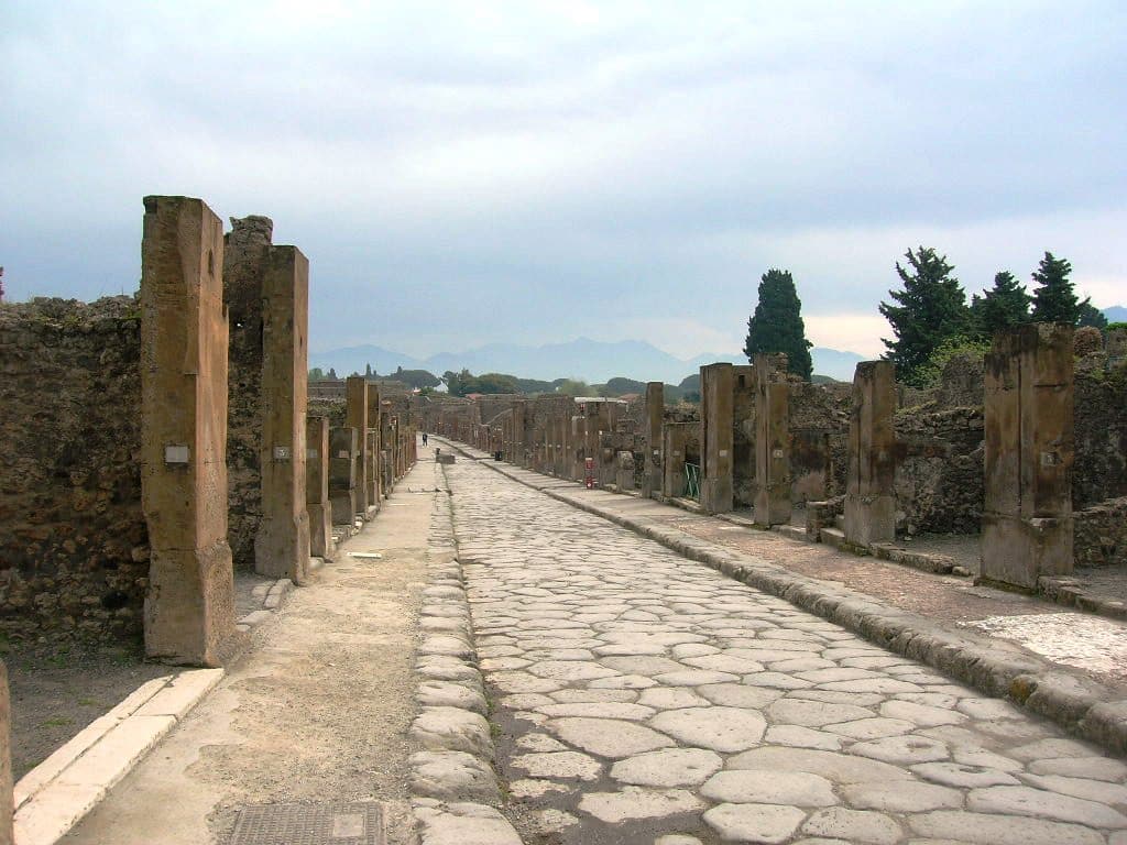 Pompei viale dell'abbondanza  foto credit: wikipedia.org