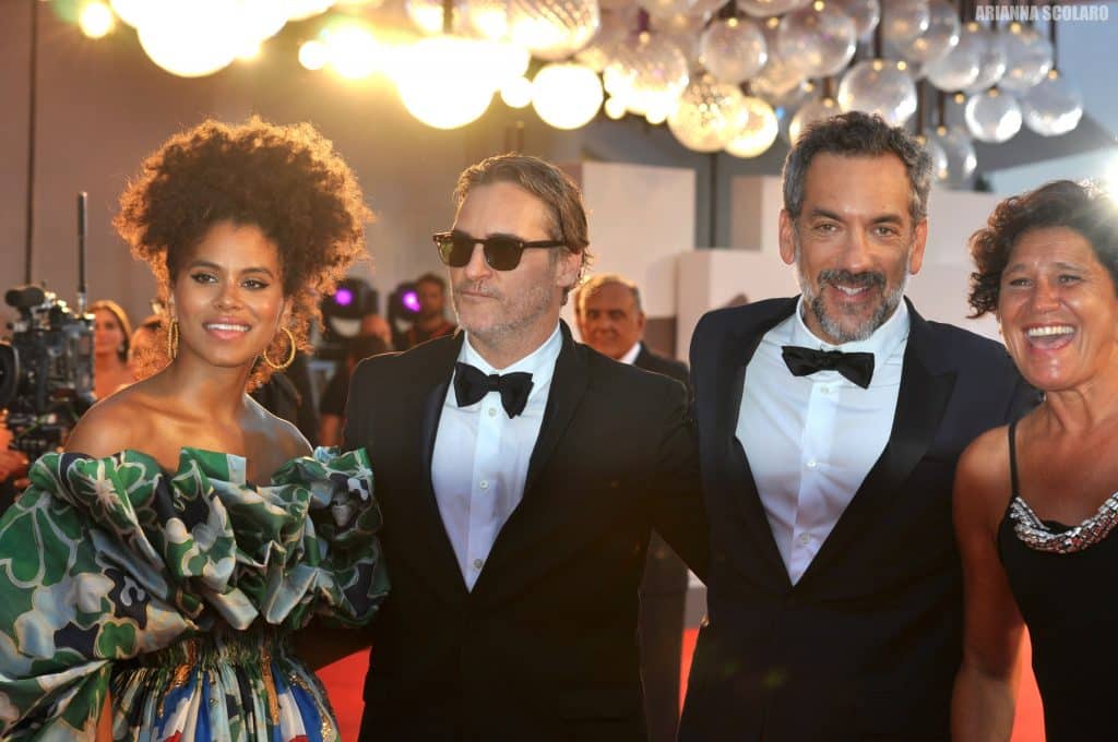 Zazie Beetz con Joaquin Phoenix e il regista Todd Phillips sul Red Carpet di Venezia 76 per la premiere di "Joker" - Photo: web
